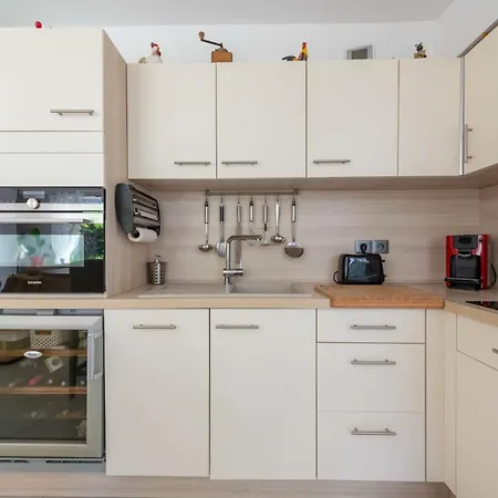 2-br Garden-level Near Beaches & Port * Cannes