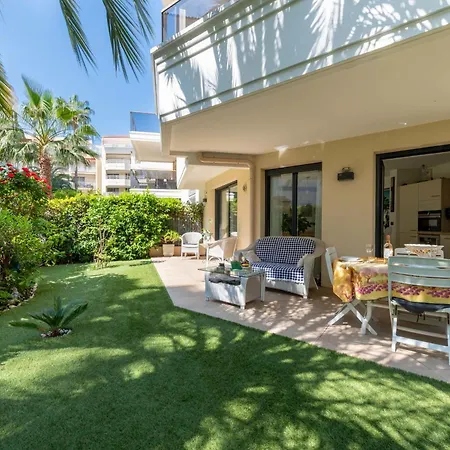 2-br Garden-level Near Beaches & Port
