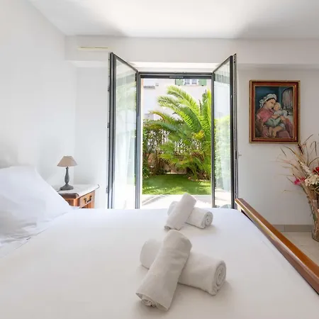 2-br Garden-level Near Beaches & Port
