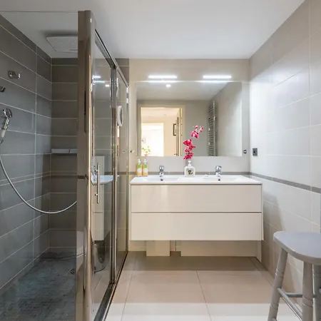 2-br Garden-level Near Beaches & Port Apartamento