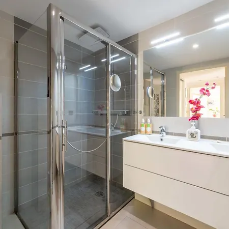 2-br Garden-level Near Beaches & Port *
