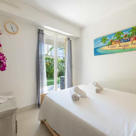 2-br Garden-level Near Beaches & Port
